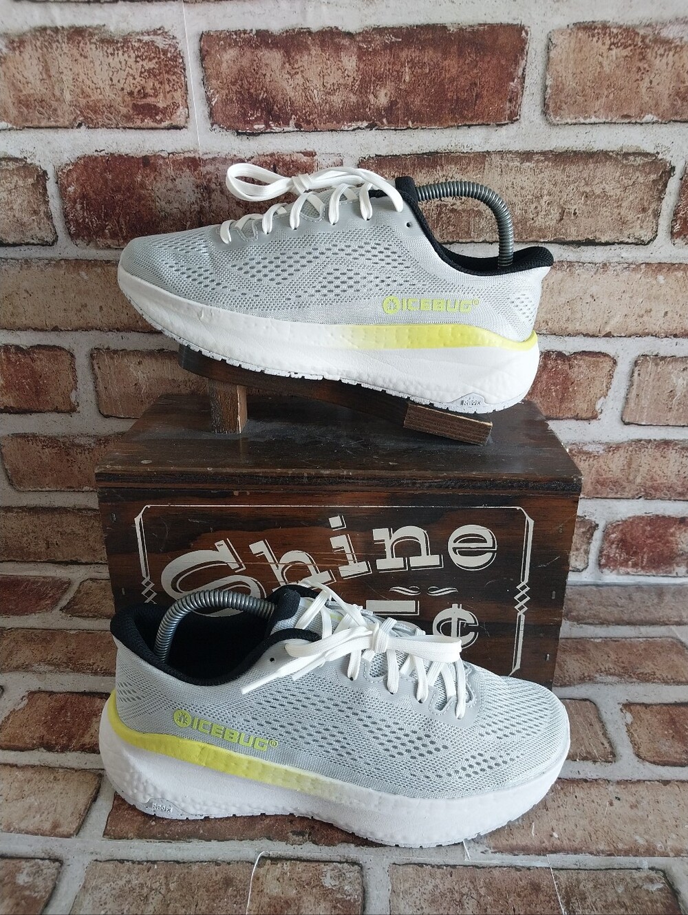 Pre-owned Icebug Aura RB9X road Runners
